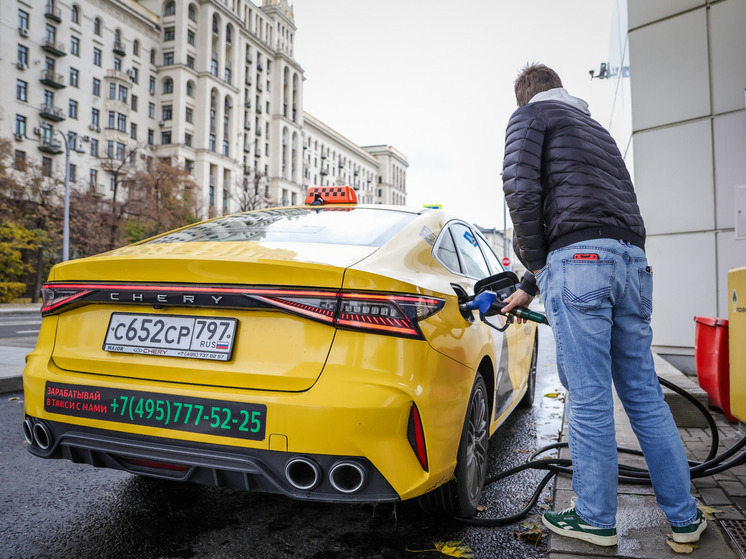 Первые итоги запрета мигрантов в такси: Петербург столкнулся с дефицитом водителей