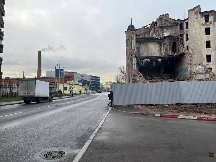 Рухнувший дом на Розенштейна создал небезопасные условия для пешеходов