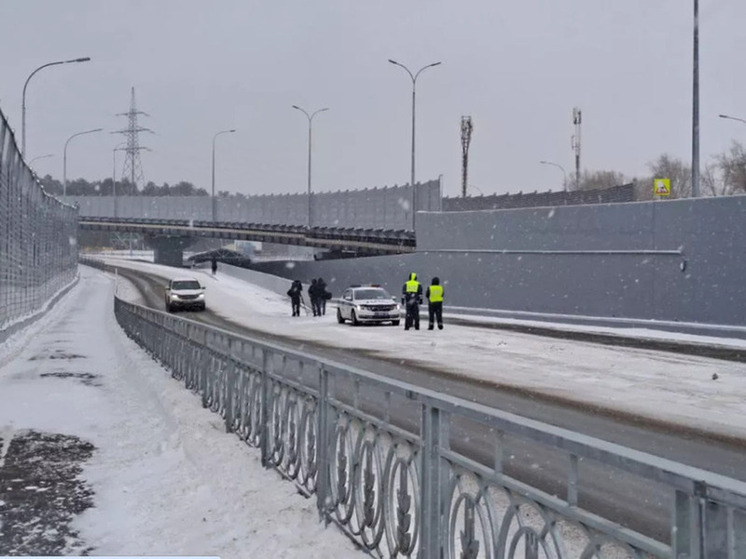Мощный ветер сорвал ограждение открытой трехуровневой развязки в Барнауле