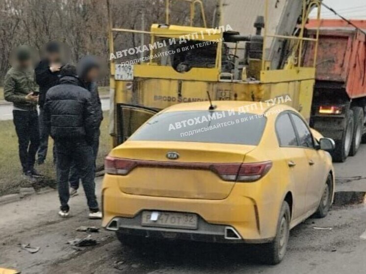 В Туле водитель такси «вонзил» автомобиль в дорожную технику