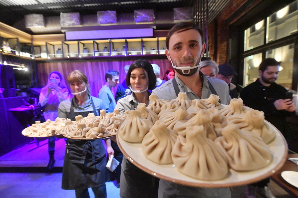 Ресторан ответит за рекламу с хинкали вместо куполов храма