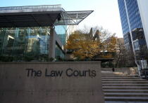 Грабитель, снятый камерами наблюдения, когда он средь бела дня нес по улице огромный украденный телевизор, спустя почти три года отрицания признал свою вину