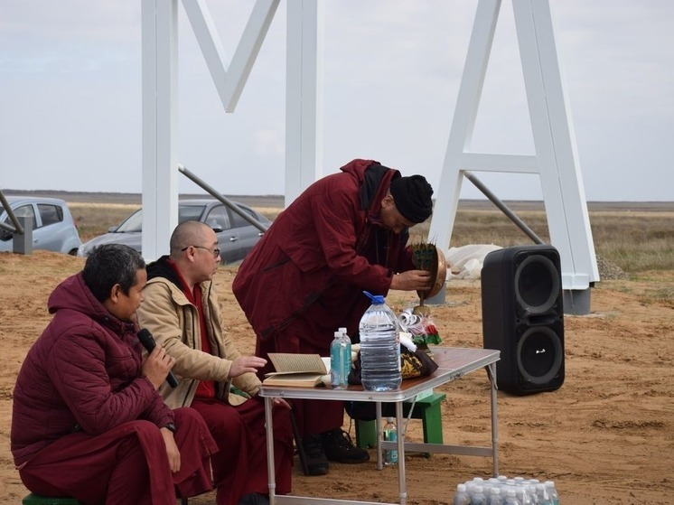 В Калмыкии открыли еще одну инсталляцию мантры «Ом Мани Падме Хум»