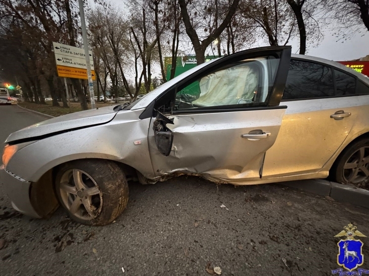 22-летний парень на Chevrolet Cruze врезался в дерево в Кировском районе Самары