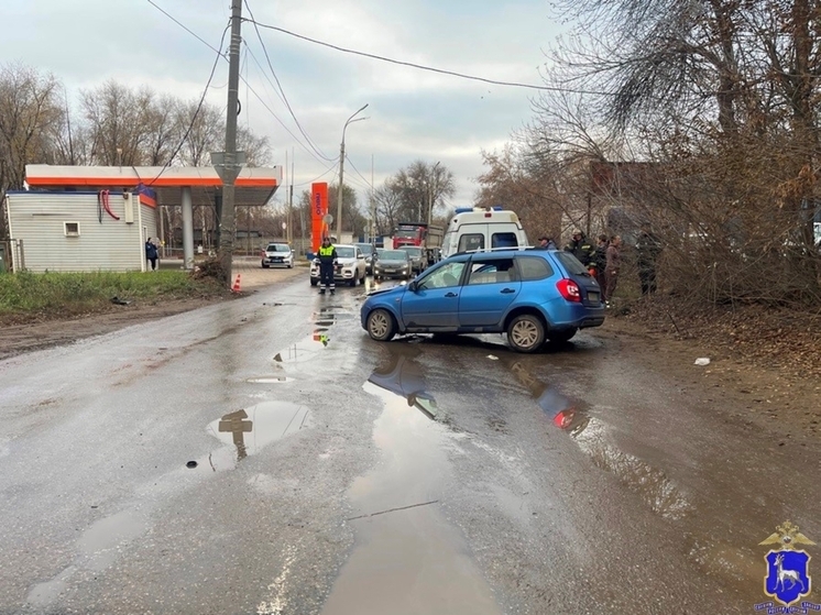 61-летняя женщина пострадала после столкновения «Калины» со столбом в Самаре