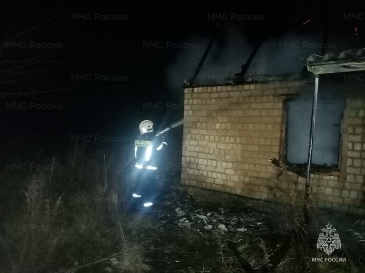 В Орловской области ранним утром сгорел нежилой дом