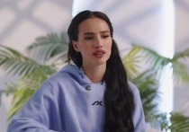 Российская фигуристка Алина Загитова поделилась результатами новой фотосессии. Обладательница всех главных титулов в одиночном фигурном катании показала шикарную зону декольте.