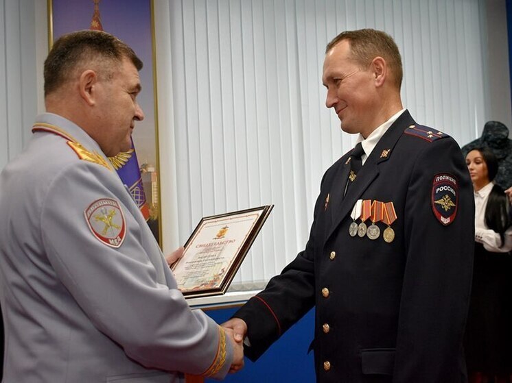 Медаль и признание: новочебоксарский полицейский удостоен места в Книге Почёта МВД