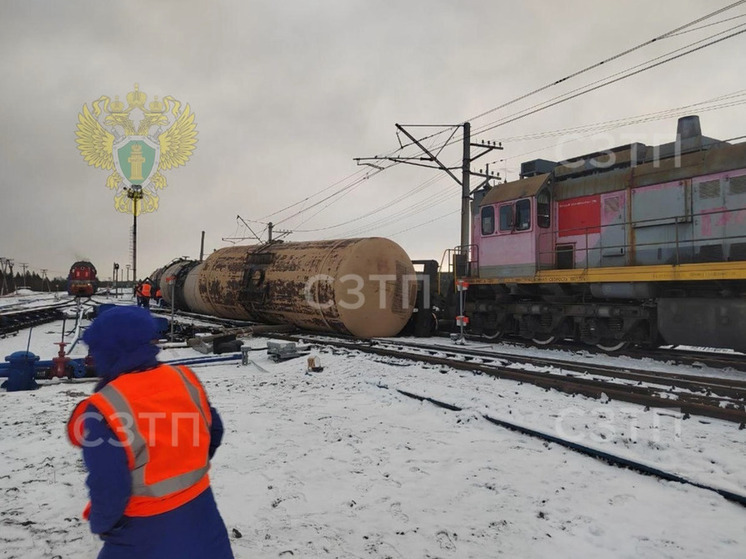 В Мурманской области сошли с рельсов пять цистерн с мазутом