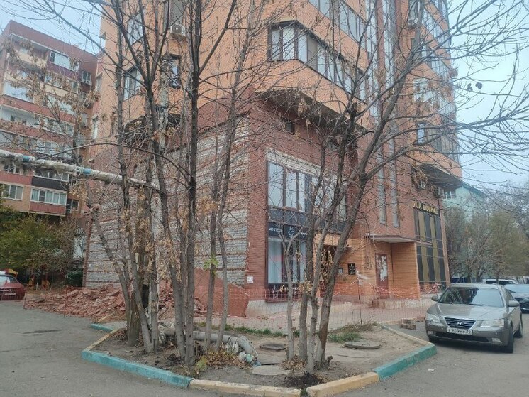 «Не надо было брать элитную квартиру»: астраханская пенсионерка месяц живет без газа после обрушения фасада и бездействия УК