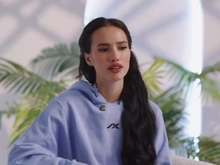 Российская фигуристка Алина Загитова поделилась результатами новой фотосессии. Обладательница всех главных титулов в одиночном фигурном катании показала шикарную зону декольте.