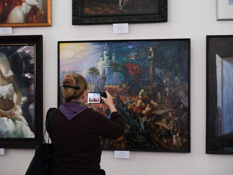 В Астрахани открыли уникальную выставку золотого фонда художественного училища