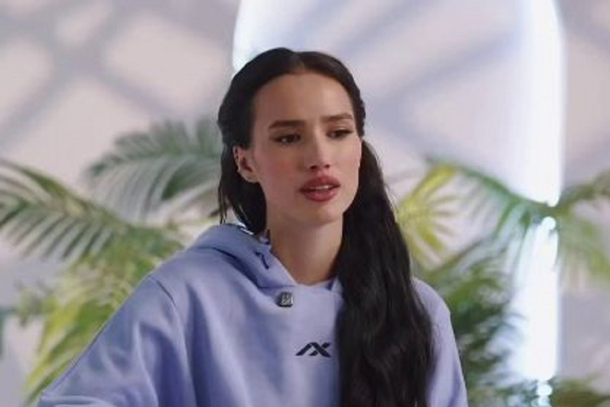 Фигуристка примерила платье с откровенным вырезом