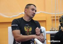 Мужчина работает тренером 13 лет.