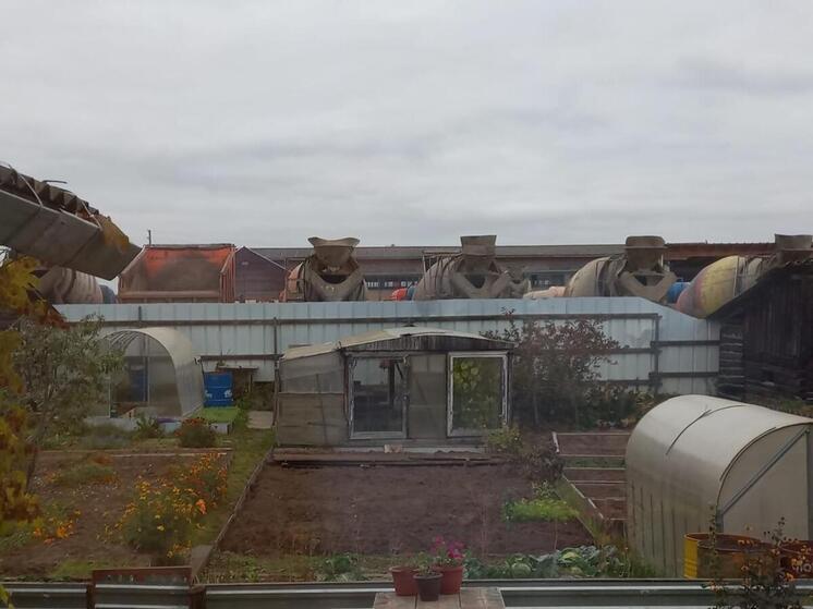 Жители Вельского района два года задыхаются от дымящего завода