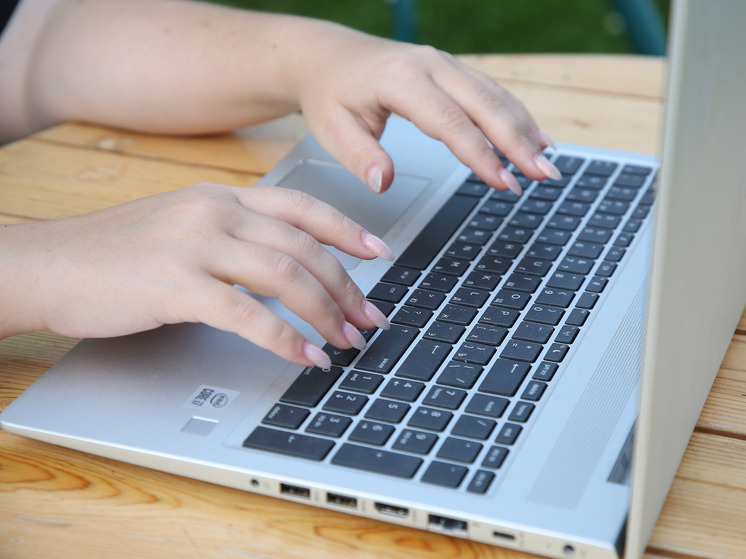 Детокс от соцсетей и рабочих чатов: как провести каникулы без чувства вины