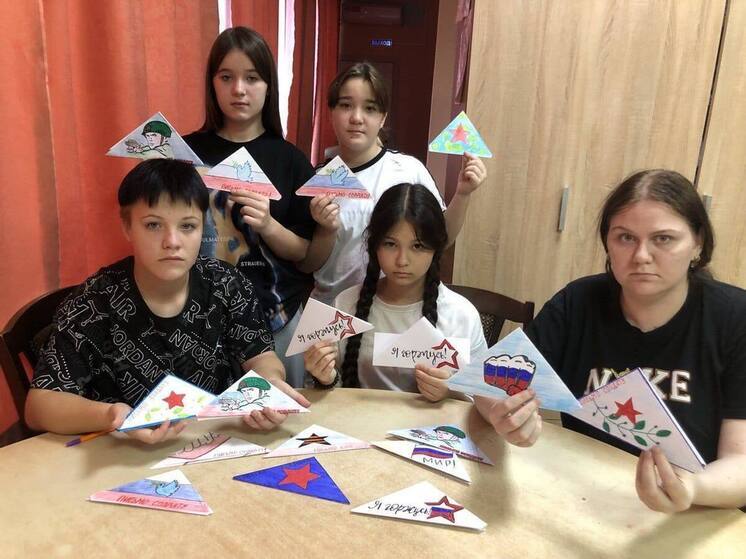 Воспитанники астраханского соццентра «Вера» поздравили бойцов СВО с Днем народного единства