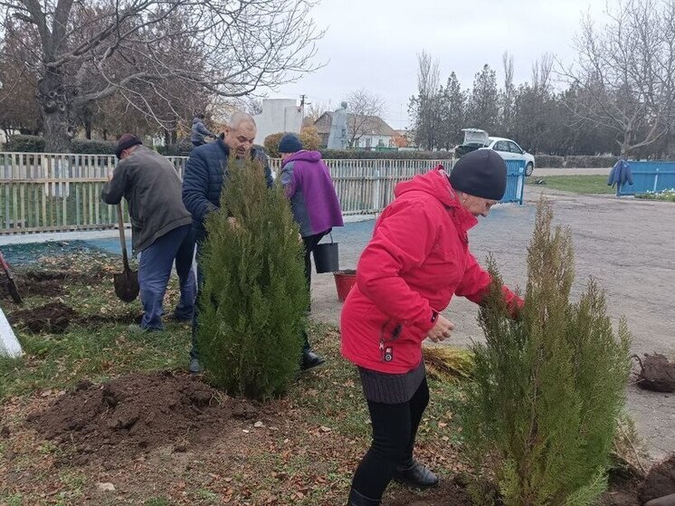 В Каховском округе высадили туи в память о земляках-участниках Великой Отечественной войны