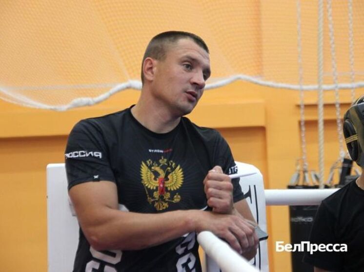 Мужчина работает тренером 13 лет.