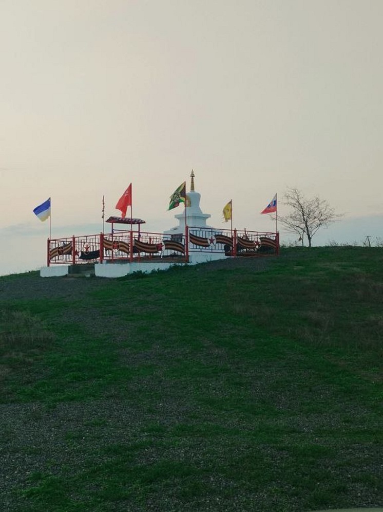 У субургана, установленного под Мангушем в ДНР в память о бойцах, вновь развевается флаг Бурятии