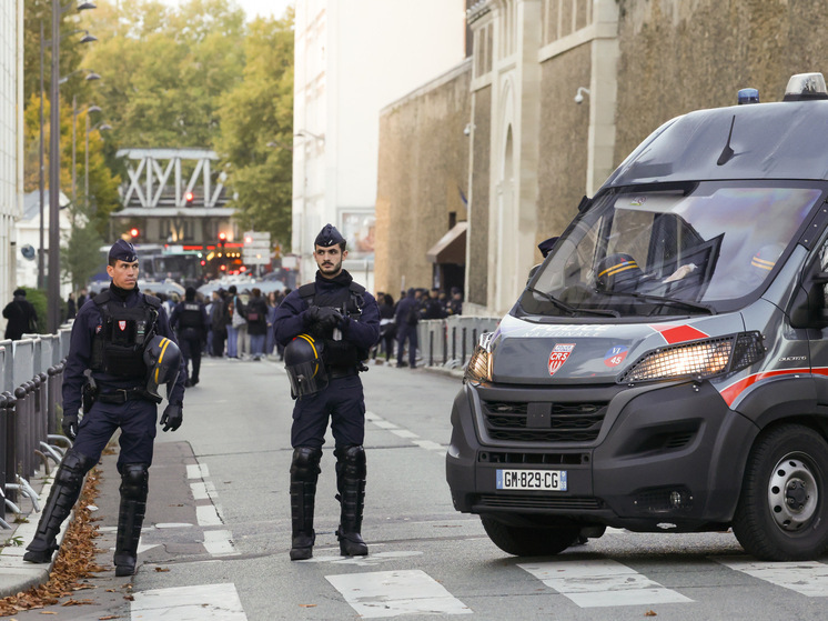Парижский суд принял решение досрочно освободить Саркози из тюрьмы