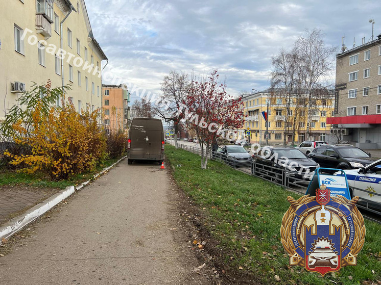 На узком тротуаре в Ефремове водитель Citroen сбил 50-летнюю женщину