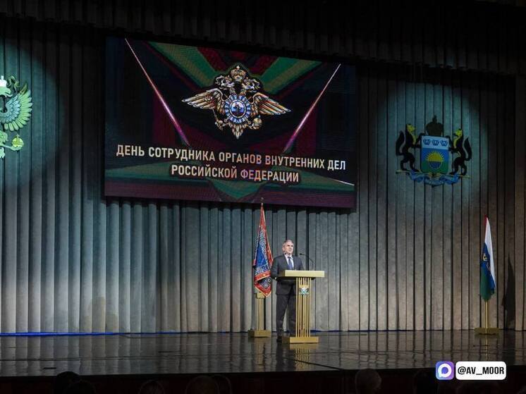 Губернатор Тюменской области поздравил полицейских с профессиональным праздником и вручил награды героям
