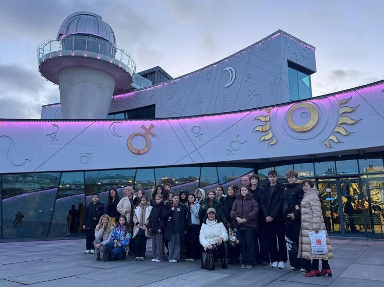 Ученики Акимовской детской школы искусств завершили многодневное образовательное путешествие по Ярославлю насыщенной программой, включившей знакомство с космическим наследием региона, творческие встречи и посещение всемирно известного цирка