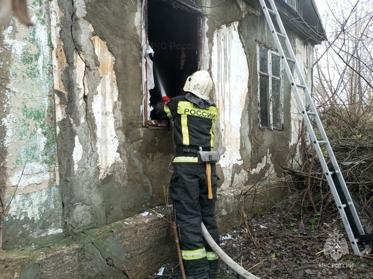 В Орловской области тушили пожар в нежилом доме