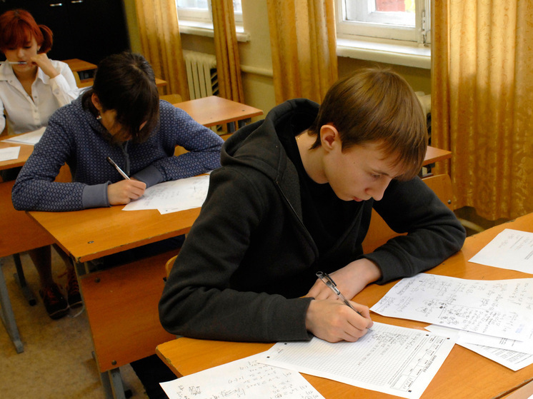 Госдума расширит эксперимент по сокращению числа ОГЭ до двух предметов