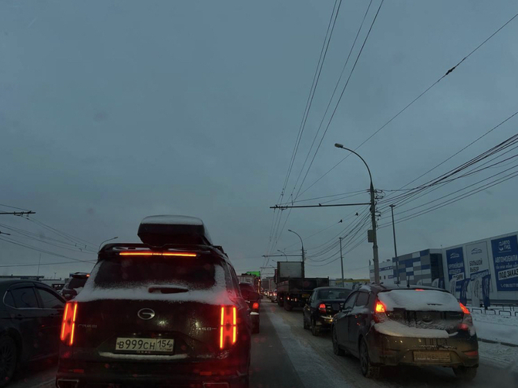 Новосибирск встал в многобалльных пробках из-за снегопада и слякоти