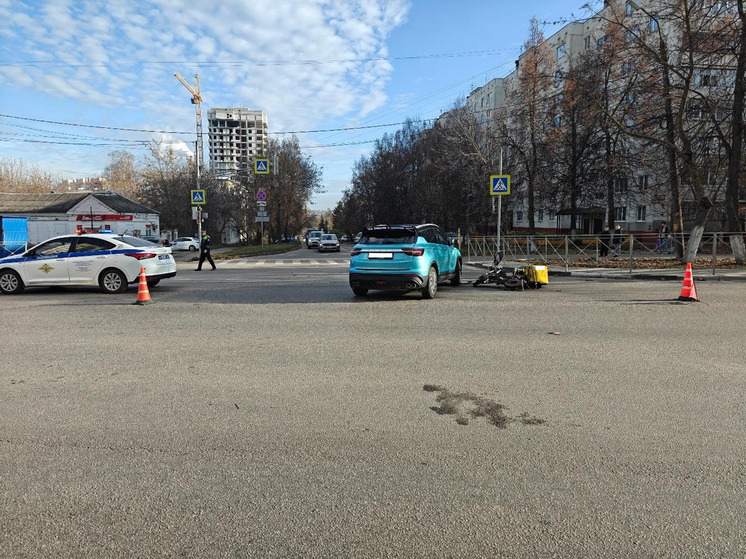 В Орле проехавший на красный свет велосипедист попал под колеса авто