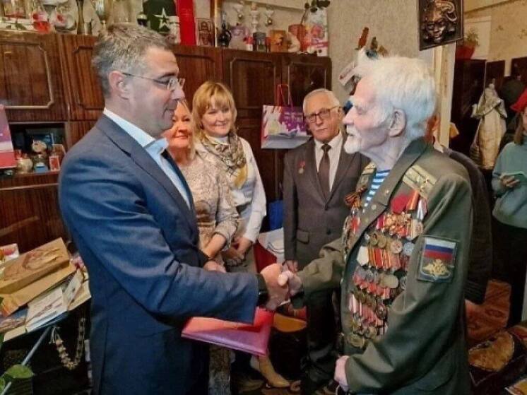 Мэр Тулы поздравил со 101-летием ветерана, который прыгал с парашютом 1525 раз