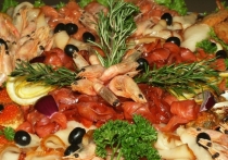 Бой курантов отгремел, шампанское выпито, а застолье плавно перетекло в стадию, когда гости разбились на группы