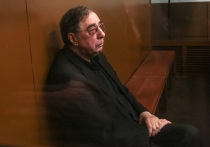 Актриса Наталья Дрожжина, известная по фильмам «Драма на охоте», «Поцелуй Чанита», «Интердевочка», «Николай Вавилов» и другим, а также по громкому уголовному делу о мошенничестве с имуществом семьи Баталова, снова оказалась в поле внимания. Она рассказала, что отбывающий наказание в колонии города Коломны по этому же делу ее муж,  78-летний юрист Михаил Цивин, в тяжелом положении. 