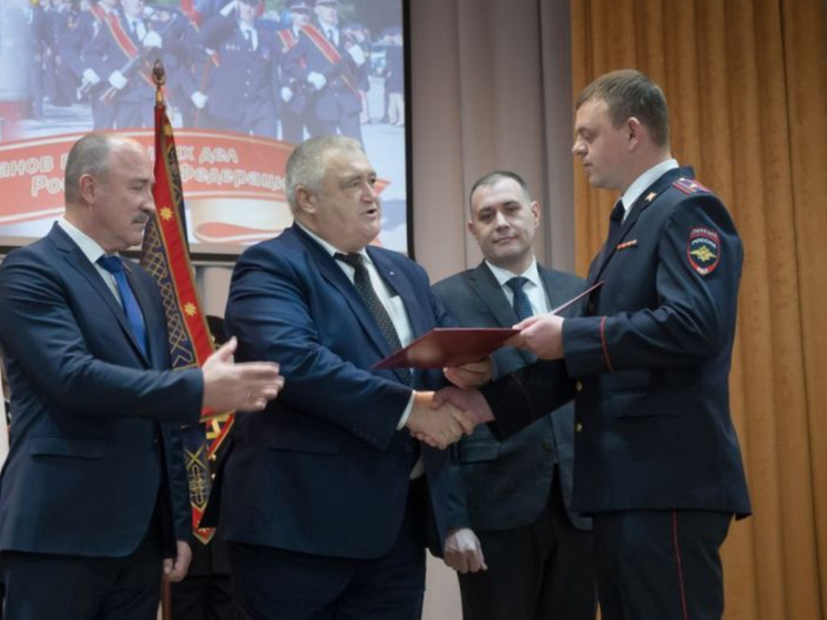 В Орле сотрудников УМВД поздравили с профессиональным праздником