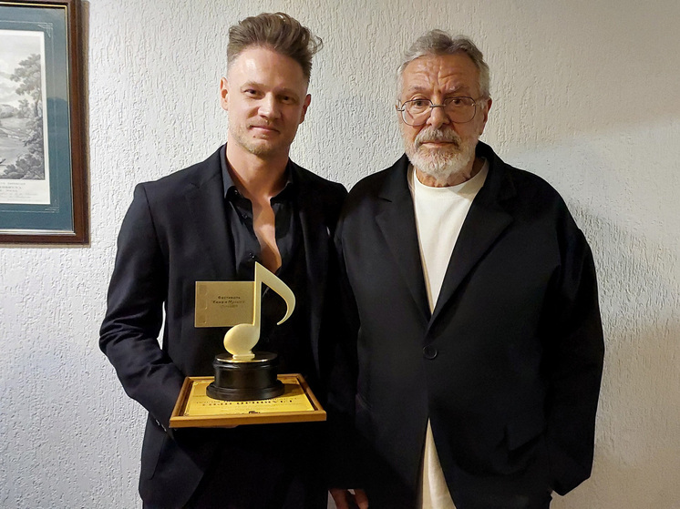 Алла Сурикова получила в подарок белый рояль и угощала кинематографистов пряниками