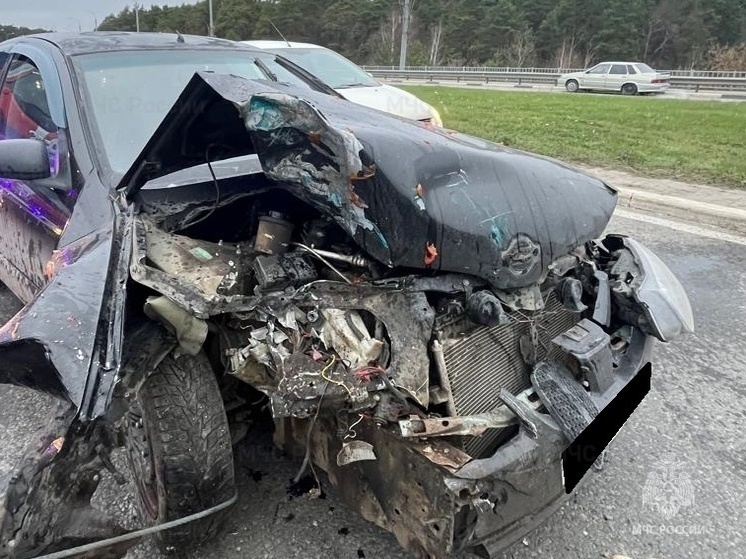 Калужским спасателям пришлось деблокировать водителя «четвёрки»