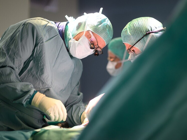 Сложнейшую операцию по восстановлению кисти руки провели московские микрохирурги