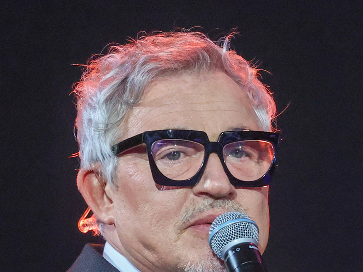 Дмитрий Дибров продает семейный особняк с шестью спальнями, роялем и комнатой для интима