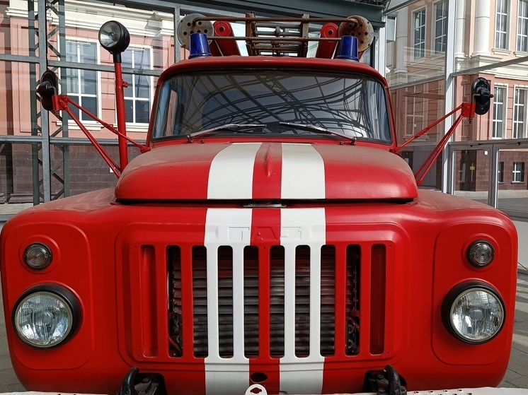 Административное здание сгорело в свердловском поселке Марамзино