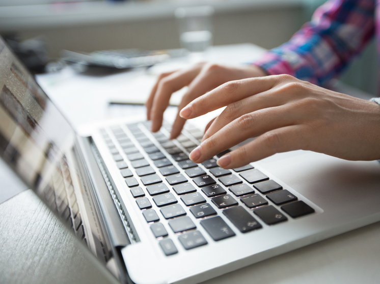 В целях защиты несовершеннолетних в России могут сделать вход в интернет через «Госуслуги»