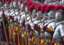 Швейцарская гвардия Ватикана провела расследование в связи с предполагаемым плевком одного из ее служащих в еврейских женщин