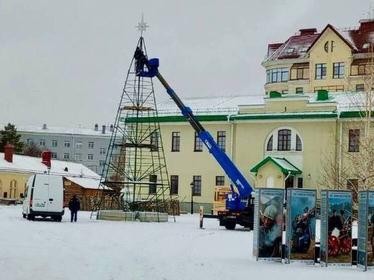 В Омской крепости начали устанавливать главную городскую ёлку