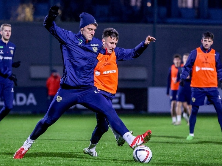 Сборная России начала ноябрьский сбор в Новогорске, откуда вечером вылетела в Санкт-Петербург. 12 ноября команда проведёт товарищеский матч с Перу, а 15 ноября в Сочи — со сборной Чили. Матвей Сафонов присоединится к команде в Петербурге, Баринов и Сильянов пропустят сбор из-за травм. Главный тренер Валерий Карпин подчеркнул высокую конкуренцию в составе, важность игровой практики для вызова в сборную и отметил, что оба соперника — сильные команды Южной Америки.