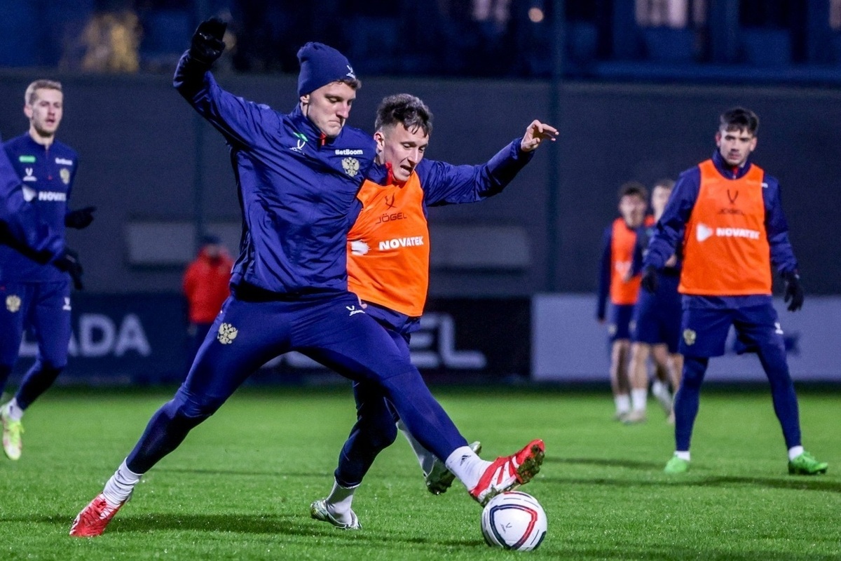 Сборная России начала ноябрьский сбор в Новогорске, откуда вечером вылетела в Санкт-Петербург. 12 ноября команда проведёт товарищеский матч с Перу, а 15 ноября в Сочи — со сборной Чили. Матвей Сафонов присоединится к команде в Петербурге, Баринов и Сильянов пропустят сбор из-за травм. Главный тренер Валерий Карпин подчеркнул высокую конкуренцию в составе, важность игровой практики для вызова в сборную и отметил, что оба соперника — сильные команды Южной Америки.