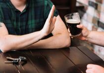 Для некоторых людей является привычкой выпить бокал вина приятным вечером или открыть банку пива во время спортивного мероприятия, но когда выпивка становится чрезмерной? Согласно исследованию, опубликованному на днях в журнале Neurology, интенсивное употребление алкоголя, которое исследователи определили как регулярное употребление трех и более напитков в день, связано с более тяжелыми кровоизлияниями в мозг (или инсультом с кровоизлиянием в мозг) и более ранними долгосрочными повреждениями гол