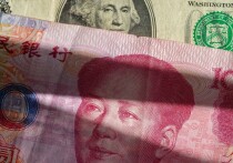 Глобальная финансовая архитектура, десятилетиями зиждившаяся на незыблемости американского доллара, переживает тектонические сдвиги, последствия которых могут оказаться для Европы и единой европейской валюты не менее опасными, чем для самих Соединенных Штатов. Согласно данным, обнародованным немецким изданием Handelsblatt (статью перевели ИноСМИ), доля доллара в международных валютных резервах рухнула до 56,3%, достигнув своего самого низкого показателя за последние три десятилетия. 