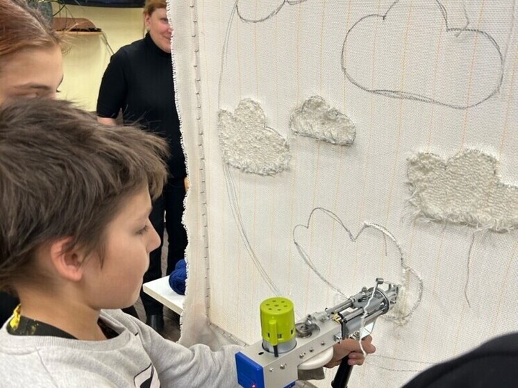 Дети освоили тафтинг в Лоухах