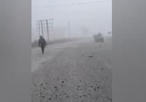 В российском (и не только) сегменте Интернета миллионные просмотры набрало эпичное видео, а котором российские штурмовые подразделения спокойно, без перебежек, не прячась, заходят в Покровск (Красноармейск) со стороны Донецка